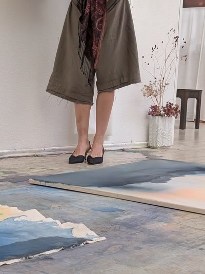 Leinwände auf dem Atelierboden