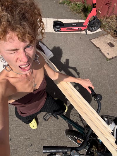 Keilrahmen und Fahrrad im Atelier
